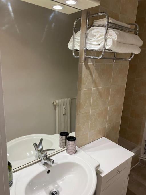 Appartamento Au Coeur De Cosy Parigi
